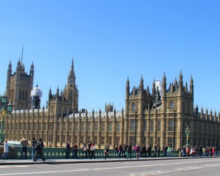 Заплатите във Великобритания растат с най-бързия темп от 20 години насам