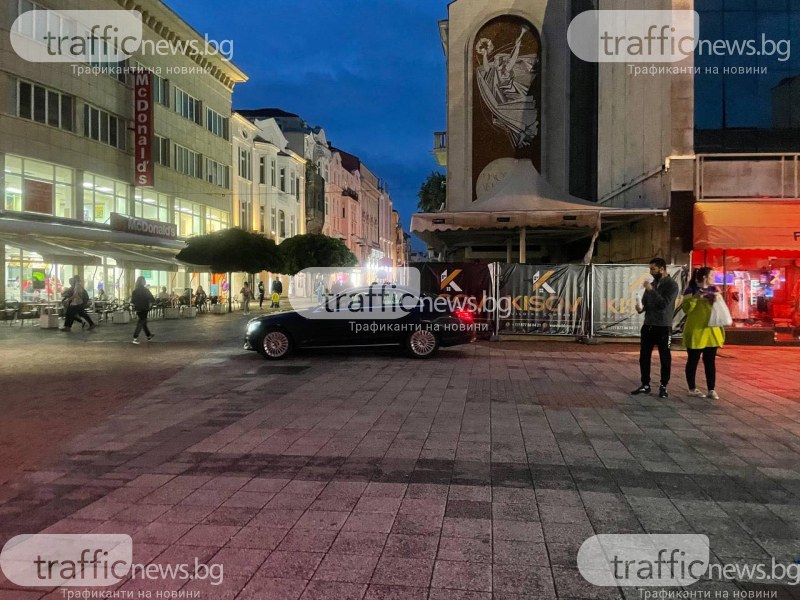 Скъпо возило навлезе в голямата пешеходна зона в центъра на