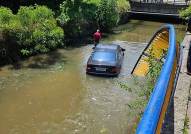 Катастрофа стана днес в Пазарджик Кола е полетяла в река