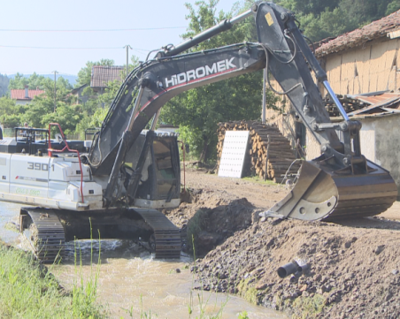 Част от софийско село остава откъснато от света заради отнесен мост
