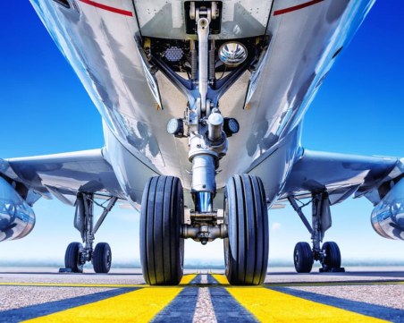 Частен самолет е спукал гума при кацане на летище София