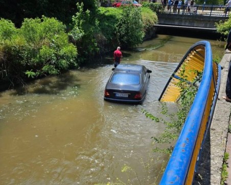 Каскада в Пазарджик - мерцедес падна в реката