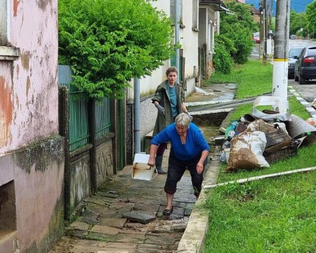 Само за денонощие: 82 сигнала са получили в пожарната за наводнения