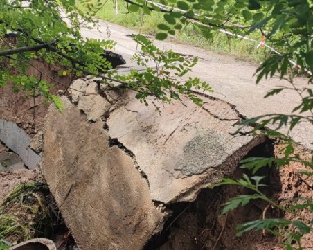 След пороите: Село с 200 души остана блокирано