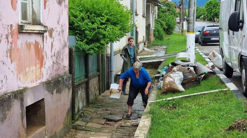 Само за денонощие: 82 сигнала са получили в пожарната за наводнения