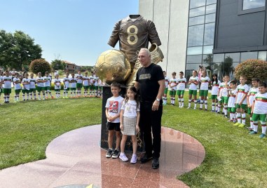 Най успешният български футболист Христо Стоичков беше в Харманли за откриване