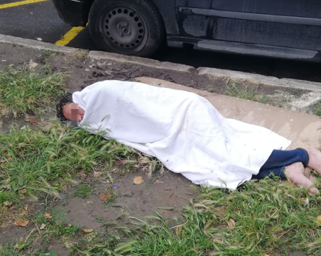 Дни наред мъж лежи на тротоар във Варна, помислиха го за мъртъв