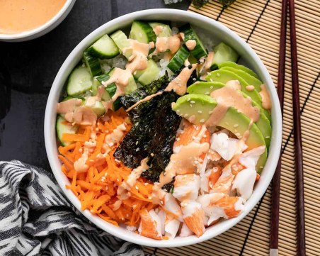 Известната ТикТок рецепта – „Salmon Rice Bowl” или купа ориз със сьомга