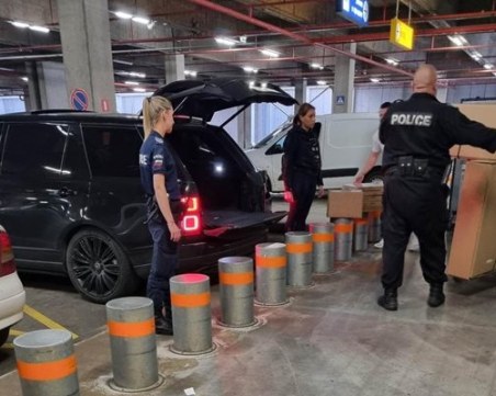 Полицаи товарят багажа на Любена Павлова, МВР с отговор за случая