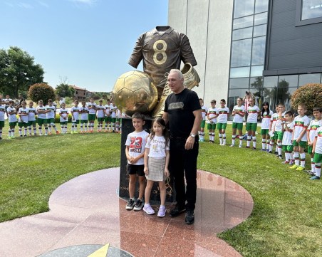 Стоичков откри скулптура в Харманли