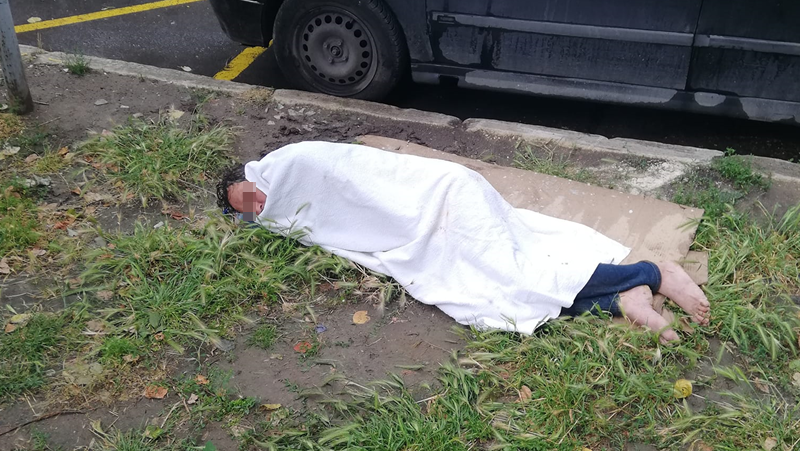 Дни наред мъж лежи на тротоар във Варна, помислиха го за мъртъв
