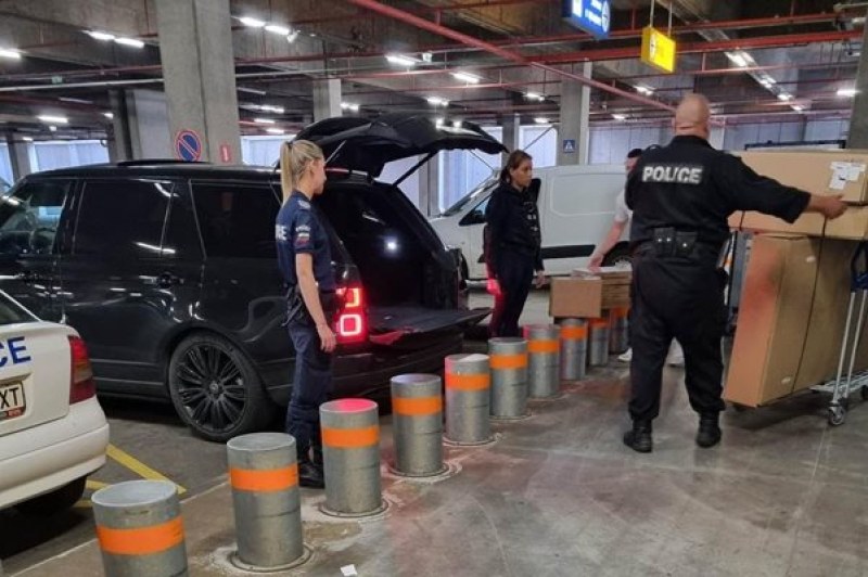 Полицаи товарят багажа на Любена Павлова, МВР с отговор за случая
