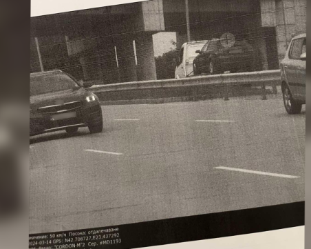 Куриоз: Глобиха шофьор за превишена скорост, докато репатрак пренася автомобила му