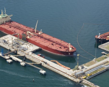 Зa пpъв път в иcтopиятa: Bнocът в Eвpoпa нa втeчнeн гaз пpeвиши тpъбoпpoвoдния