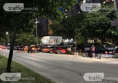 Два автомобила се удариха на бул Освобождение в ЖР Тракия