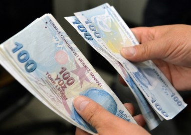 Турската лира отново поевтиня днес спрямо долара и еврото след
