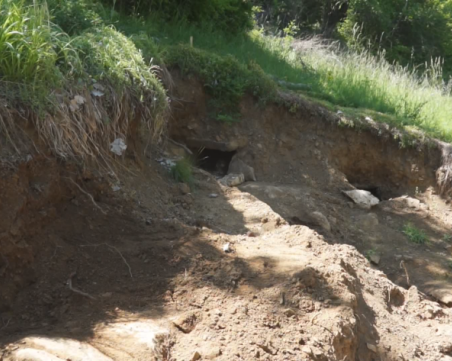Археолози откриха средновековни гробове в частен имот в Неделино