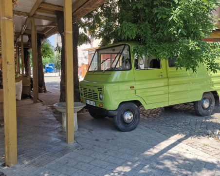 Като на кино: Понеделник пазарът се превърна в декор на любовната история на Гунди и Лита