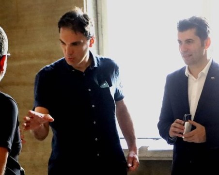 Кирил Петков се яви като свидетел в съда, защитава бивш депутат от ПП