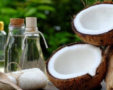 Кокосово масло за дълбока хидратация и помощ при екзема и акне