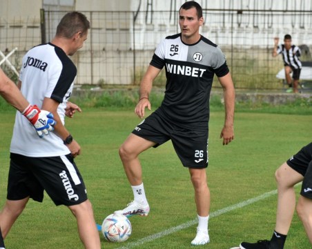 Локо пробва играч на Септември