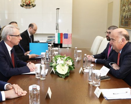 Премиерът към посланиците от ЕС и САЩ: Кабинетът работи за политическа стабилност