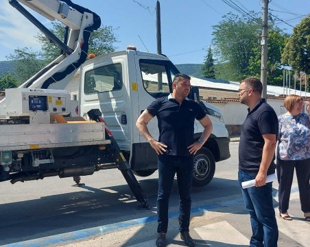 Започна подмяната на уличното осветление в Първенец, в Кадиево асфалтират улица „13-та