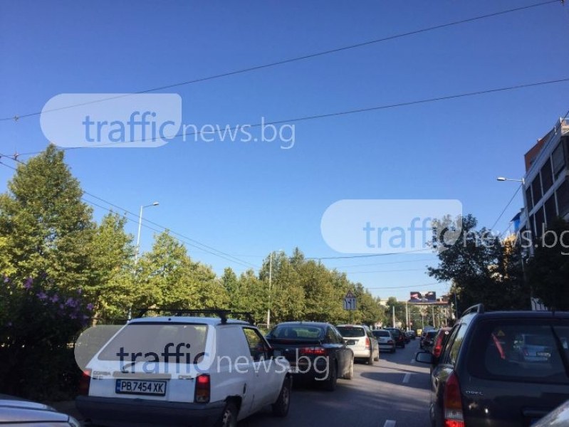 Голямо задръстване на възлово кръстовище в Пловдив заради неработещи светофари