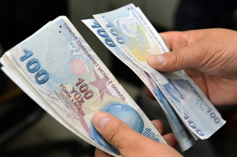 Турската лира отново поевтиня днес спрямо долара и еврото след