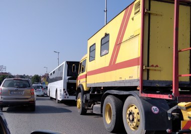 Аварирал автобус затрудни движението по моста Водната палата в Пловдив