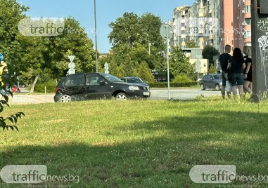 Два автомобила катастрофираха в кръговото кръстовище на улица Димитър Ризов