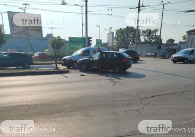 Два леки автомобила са се ударили тази сутрин на кръстовището