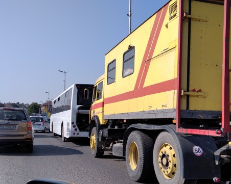 Автобус аварира на моста на Панаира, затрудни трафика в района