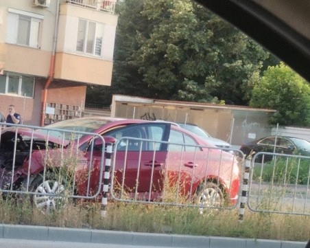 Автомобил е със смазана предница на бул. 