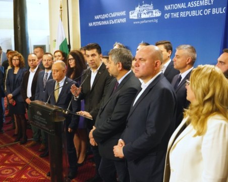 Депутатите от ПП-ДБ отказаха да влязат в парламентарната зала