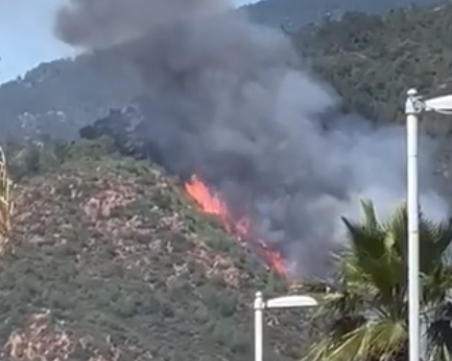 Голям горски пожар бушува край турския курорт Мармарис