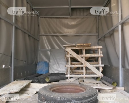 Откриха 13 мигранти в тайник на микробус край Сопот, двама са арестувани