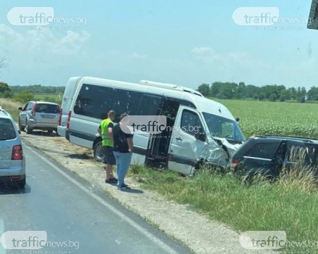 Пълен автобус с деца от пловдивско училище катастрофира край Труд