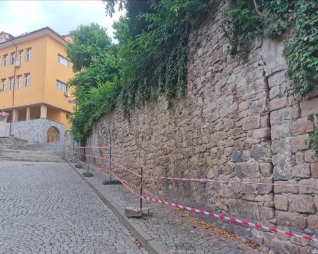 Подпорната стена на къща музей 