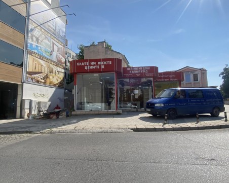 След 20 години! Махат павилионите на ъгъла на 