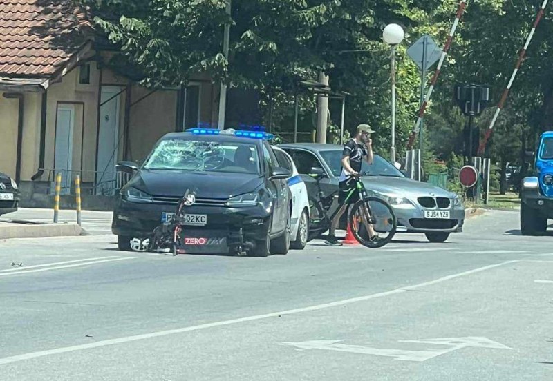 Автомобил помете мъж на тротинетка до жп прелеза на Пещерско шосе в Пловдив