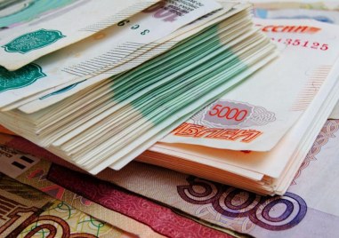 Руската валута претърпя рязка обезценка в събота до над 100
