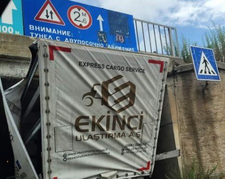 Камион се заклещи в тунел в София
