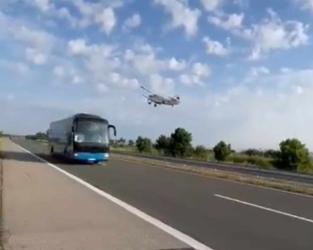 Малък самолет с опасни маневри на АМ 