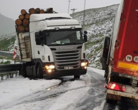 Сняг през юни падна в Турция, изненада шофьори