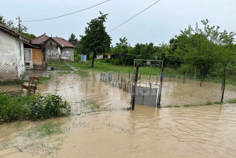 Отново усложнена обстановка и наводнени къщи заради проливния дъжд в