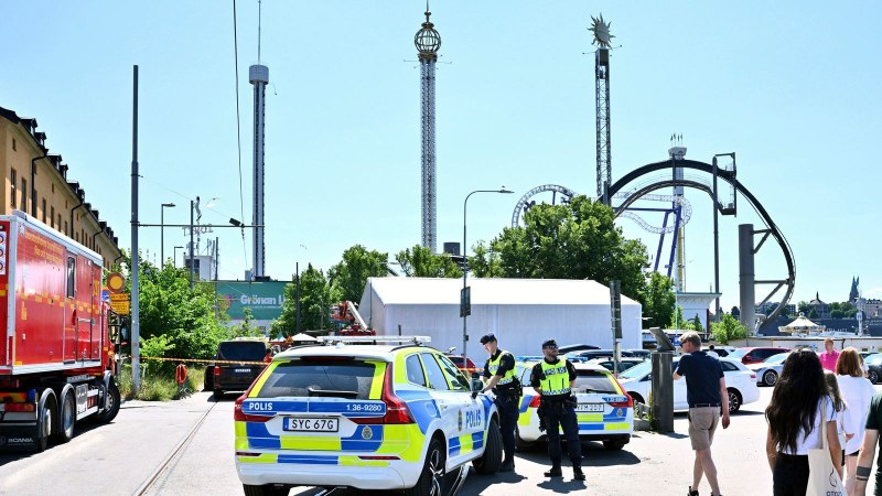 Влакче в дерайлира в шведски увеселителен парк, убивайки един човек