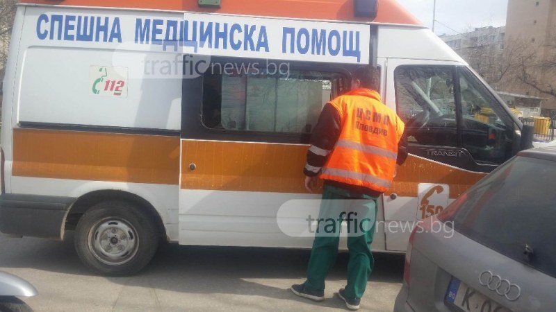 Жена пострада при челен сблъсък на две коли край Търново, пътят е затворен