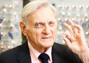 На 100 годишна възраст почина Джон Гудинаф най възрастният носител на Нобелова