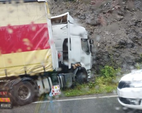 Катастрофа блокира Прохода на Република, пренасочват трафика по обход